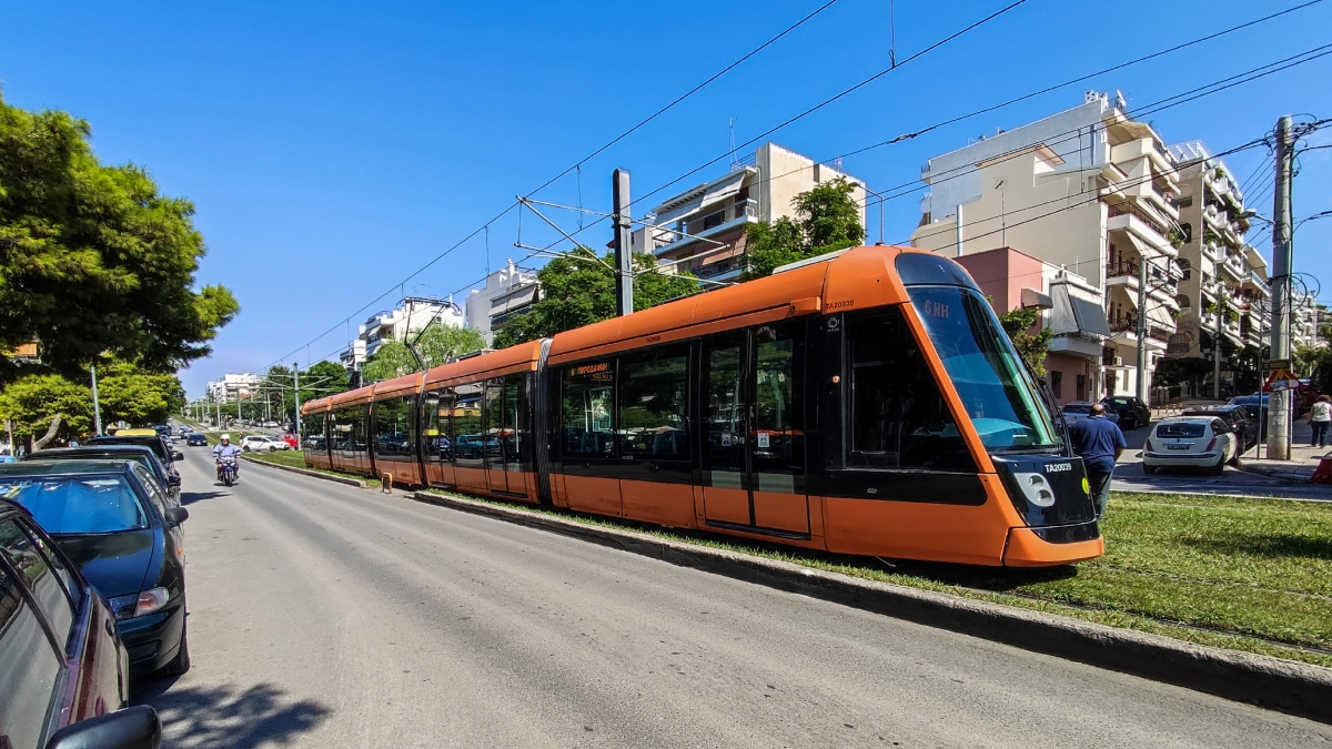 Χειροπέδες σε 28χρονο οδηγό που πάρκαρε το όχημά του στις ράγες του Τραμ – Παρακώλυσε την κυκλοφορία για μια ώρα