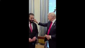 Ο Τραμπ δώρισε άρωμα στον Αλ- Σαράα και τον… ψέκασε μέσα στον Λευκό Οίκο (Βίντεο)