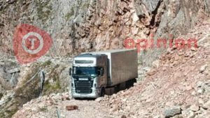 Τρίκαλα: Οδηγός φορτηγού έστριψε λάθος και εγκλωβίστηκε σε χωματόδρομο