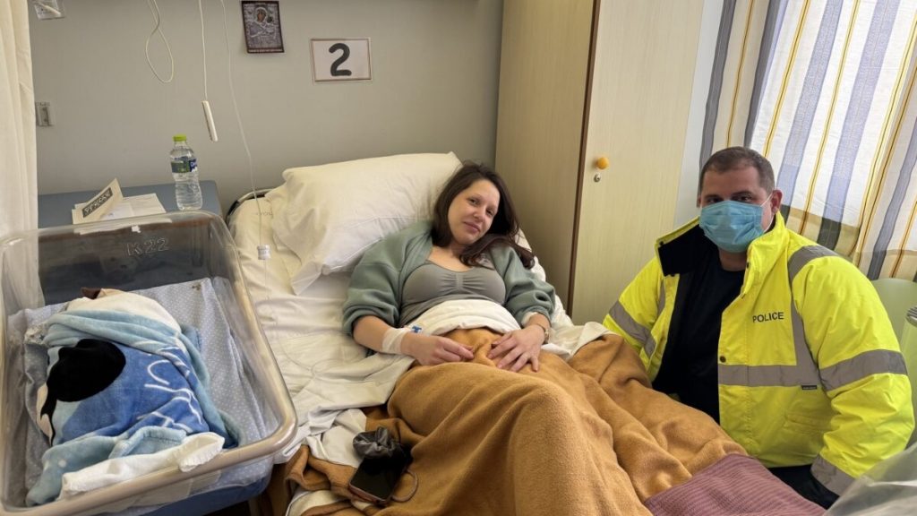 Τρίπολη: Περιπετειώδης γέννηση ενός αγοριού – Επιστρατεύθηκε περιπολικό για τη μεταφορά της εγκύου