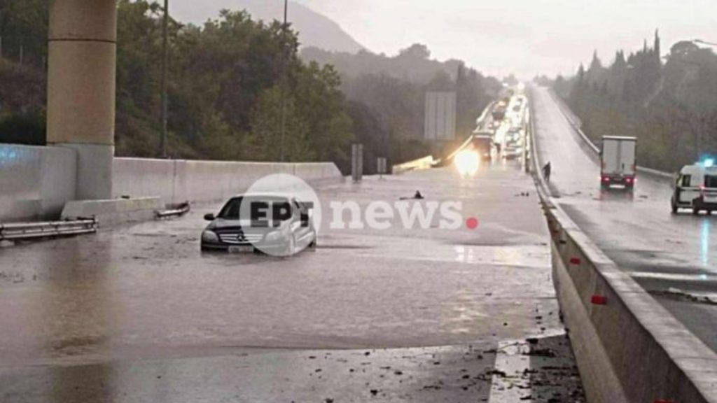 Η κακοκαιρία “χτυπάει” την δυτική Ελλάδα: Πλημμύρες σε Τρίπολη και Μεσσηνία – Εγκλωβίστηκαν οδηγοί στα οχήματά τους