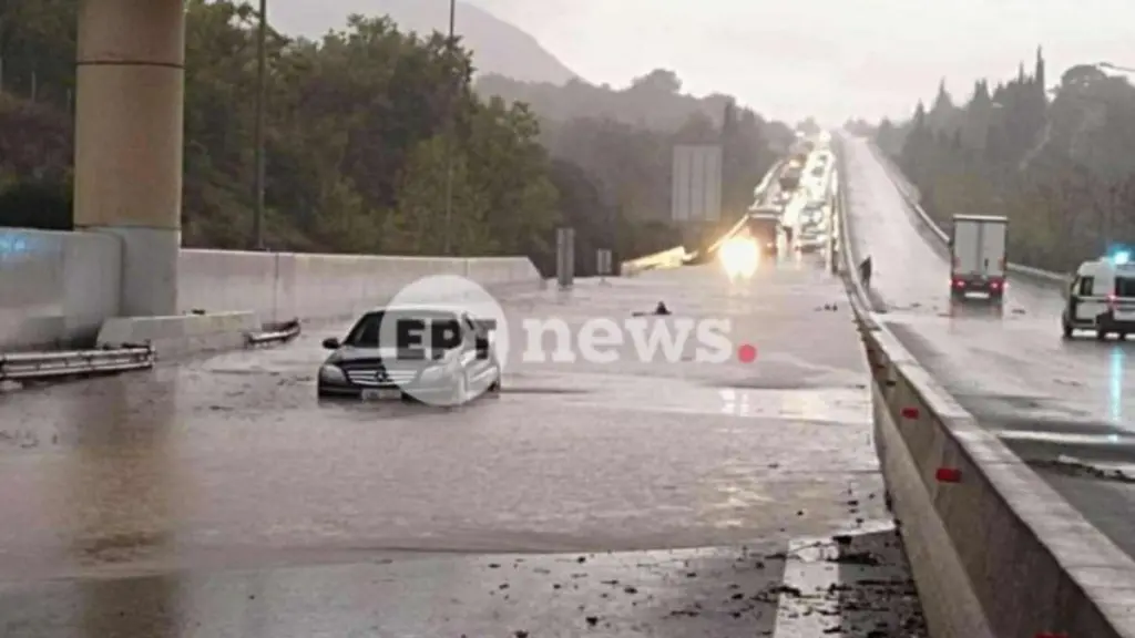Η κακοκαιρία “χτυπάει” την δυτική Ελλάδα: Πλημμύρες σε Τρίπολη και Μεσσηνία – Εγκλωβίστηκαν οδηγοί στα οχήματά τους