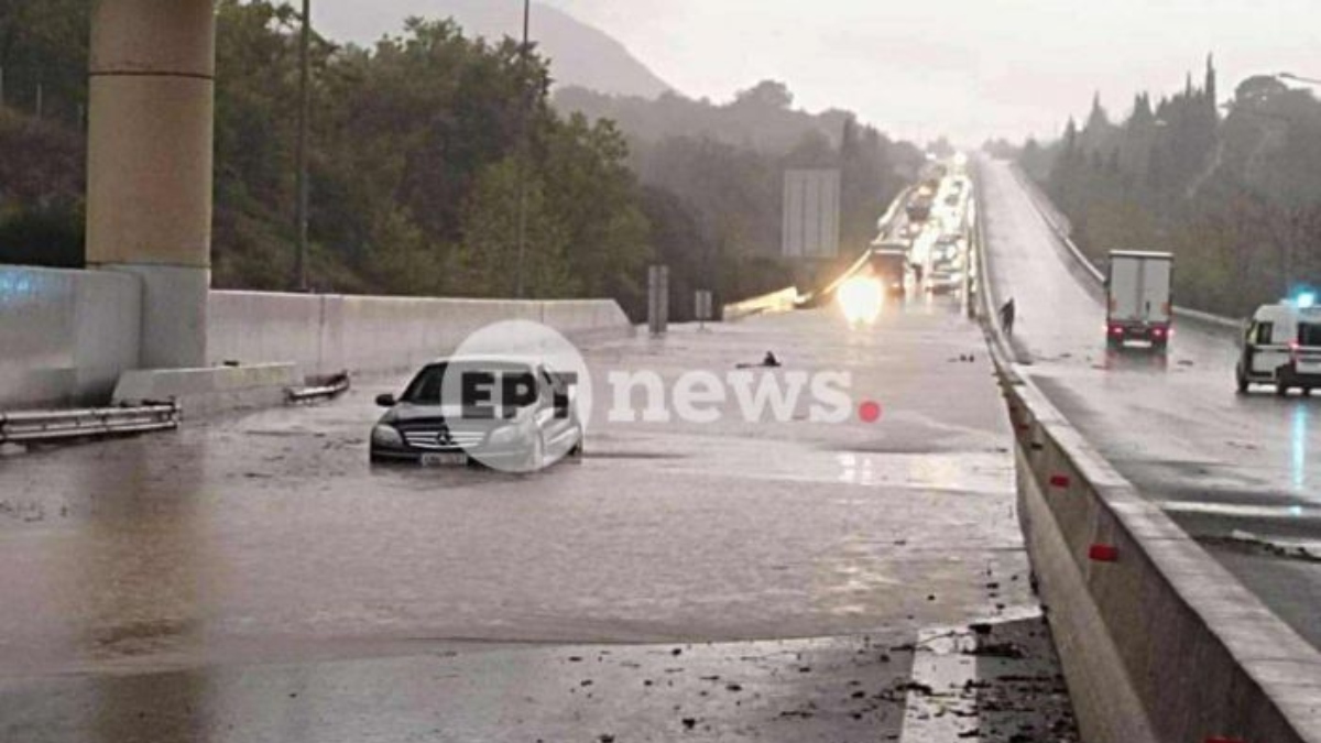 Η κακοκαιρία “χτυπάει” την δυτική Ελλάδα: Πλημμύρες σε Τρίπολη και Μεσσηνία – Εγκλωβίστηκαν οδηγοί στα οχήματά τους
