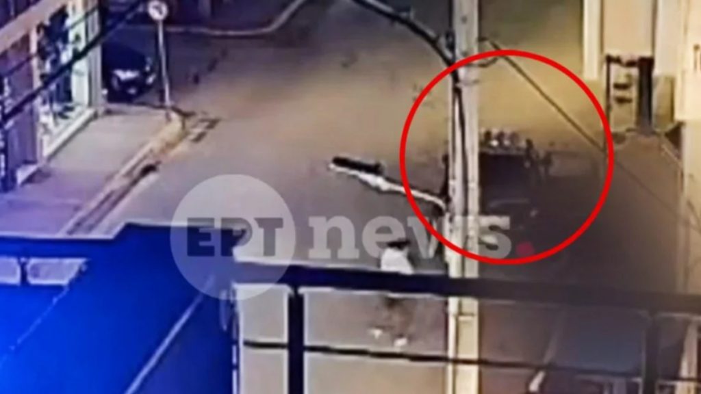 Αρτέμιδα: Σοκαριστικό βίντεο ντοκουμέντο – Η στιγμή που το αυτοκίνητο πέφτει πάνω στους πεζούς που άδειαζαν το πορτ μπαγκάζ