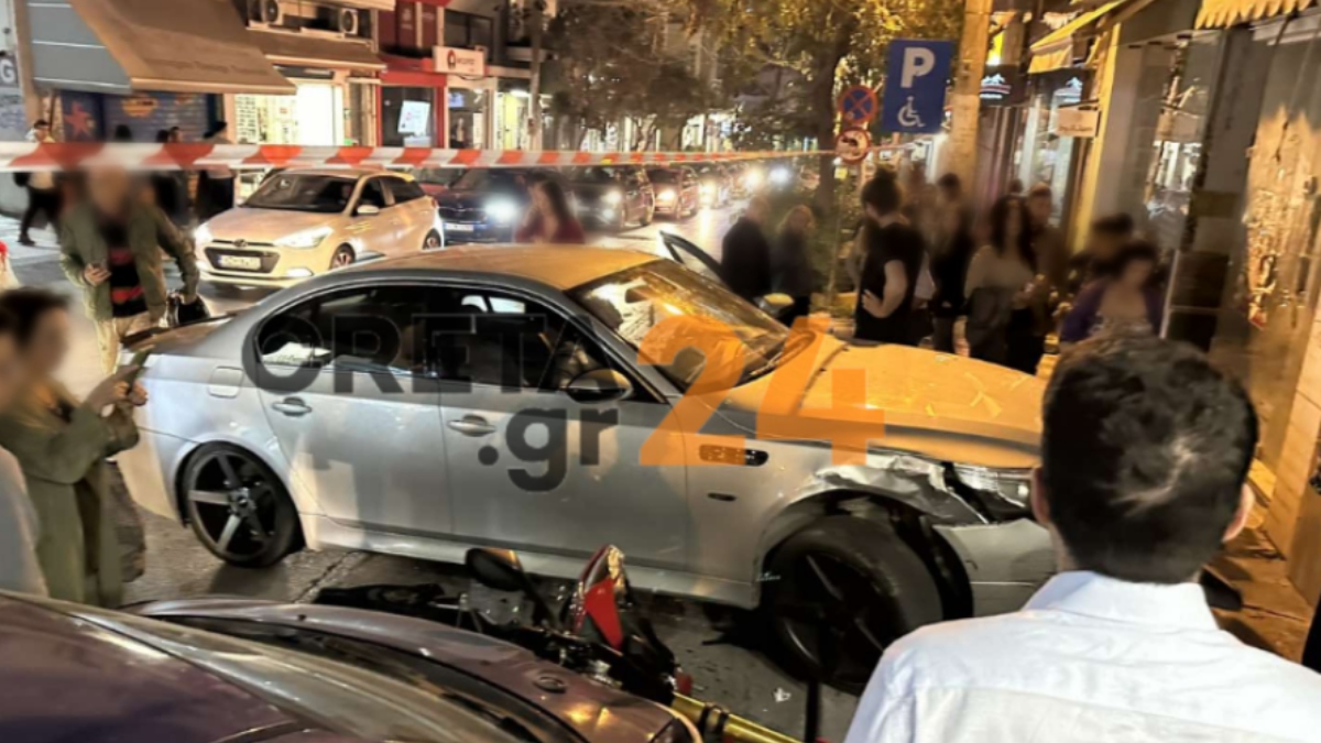 Ηράκλειο: Αυτοκίνητο παρέσυρε σταθμευμένα Ι.Χ. και «σφηνώθηκε» σε τζαμαρία καταστήματος (Εικόνες & Βίντεο)