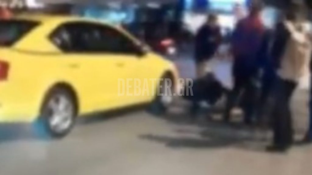 Τροχαίο στο κέντρο της Αθήνας: Ταξί παρέσυρε αναβάτη μηχανής – “Δεν κουνιέται το πόδι μου” φώναζε (βίντεο)