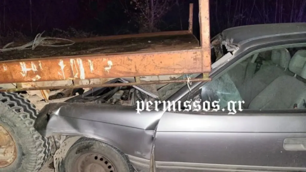 Σοβαρό τροχαίο στην Αλίαρτο: Αυτοκίνητο “καρφώθηκε” σε καρότσα τρακτέρ (βίντεο+φωτογραφίες)