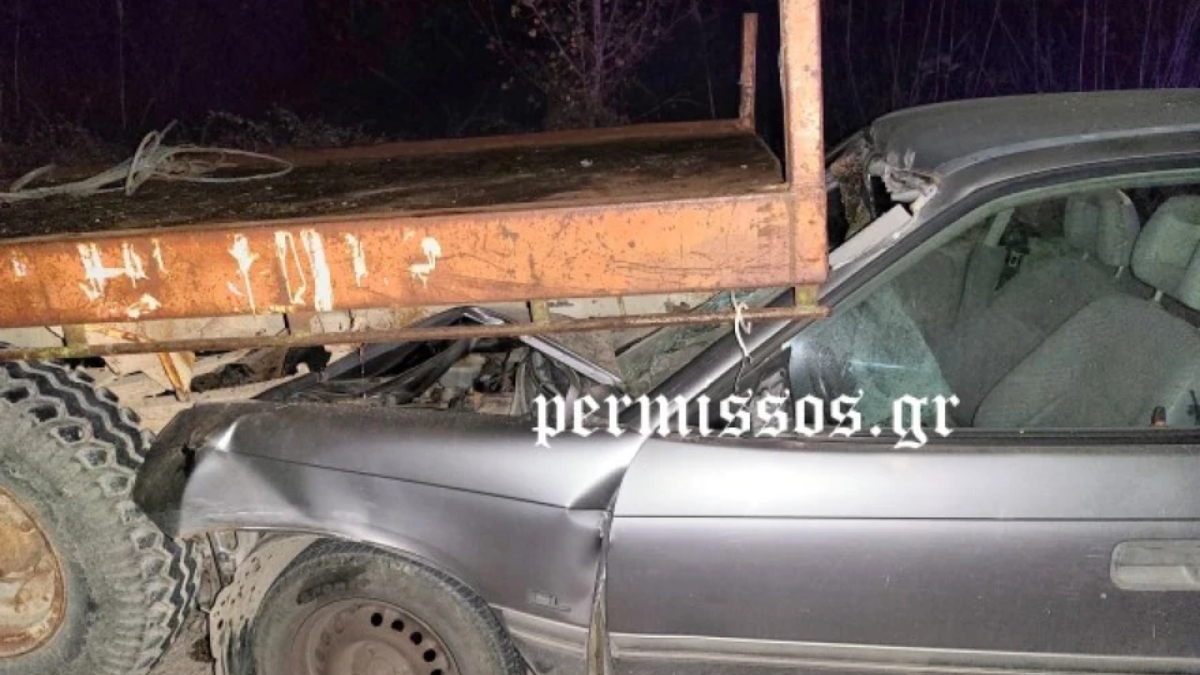 Σοβαρό τροχαίο στην Αλίαρτο: Αυτοκίνητο “καρφώθηκε” σε καρότσα τρακτέρ (βίντεο+φωτογραφίες)