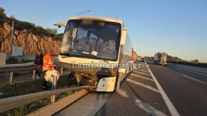 Εκτροπή λεωφορείου στην εθνική οδό – Έξι άτομα στο νοσοκομείο (φωτογραφίες)