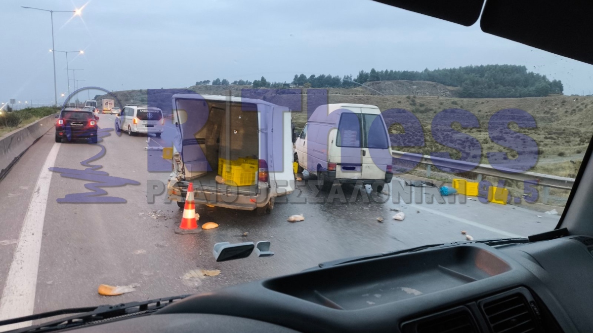 Καραμπόλα τριών φορτηγών στη Θεσσαλονίκη – Γέμισε ο δρόμος ψωμιά (βίντεο)