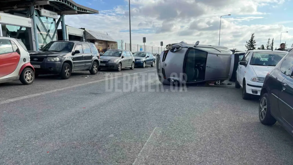 Τροχαίο έξω από τον προαστιακό Παιανία-Κάντζα: Αυτοκίνητο ντεραπάρισε κι έπεσε πάνω σε σταθμευμένο ΙΧ (βίντεο)