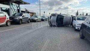 Τροχαίο έξω από τον προαστιακό Παιανία-Κάντζα: Αυτοκίνητο ντεραπάρισε κι έπεσε πάνω σε σταθμευμένο ΙΧ (βίντεο)