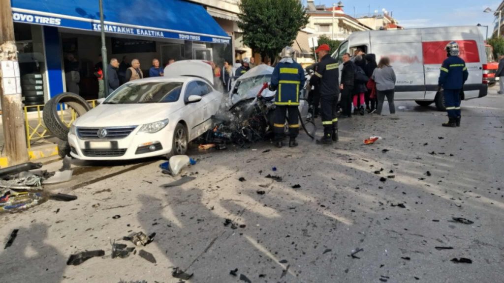 Τροχαίο με βαν και ΙΧ στην Πτολεμαΐδα – Το αυτοκίνητο έπεσε πάνω σε παρκαρισμένα οχήματα, δύο σοβαρά τραυματίες (εικόνες)