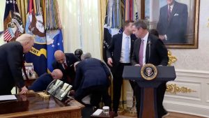 Τρόμος στον Λευκό Οίκο: Κατέρρευσε δίπλα στον Τραμπ ηγετικό στέλεχος της Novo Nordisk (Βίντεο)