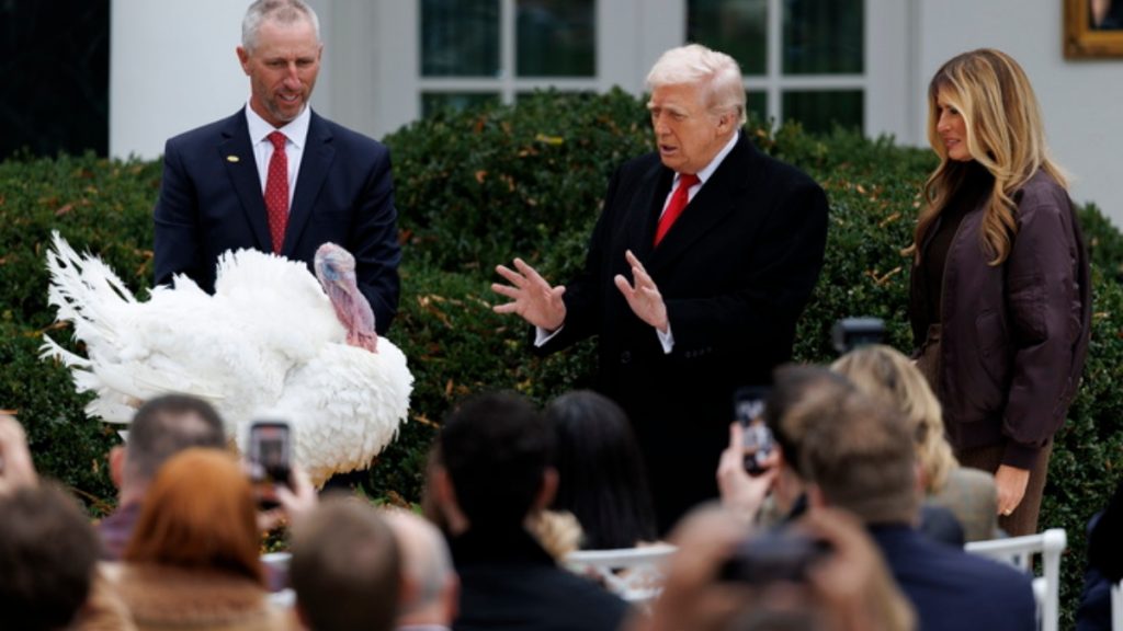 Ο Ντόναλντ Τραμπ έδωσε χάρη σε δύο γαλοπούλες για τη Ημέρα των Ευχαριστιών – “Θα τις ονομάσω Τσακ και Νάνσι” (βίντεο)