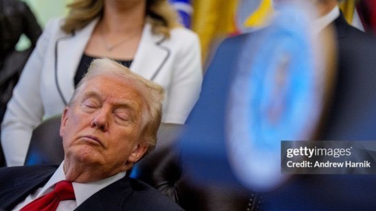 Ο «κοιμισμένος» Τραμπ ξανά στα φλας: Κλειστά μάτια σε επίσημη εκδήλωση προκαλούν χαμό στα social media