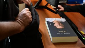 Έσπασε τα ρεκόρ πωλήσεων το βιβλίο Τσίπρα – Πόσα αντίτυπα πωλήθηκαν