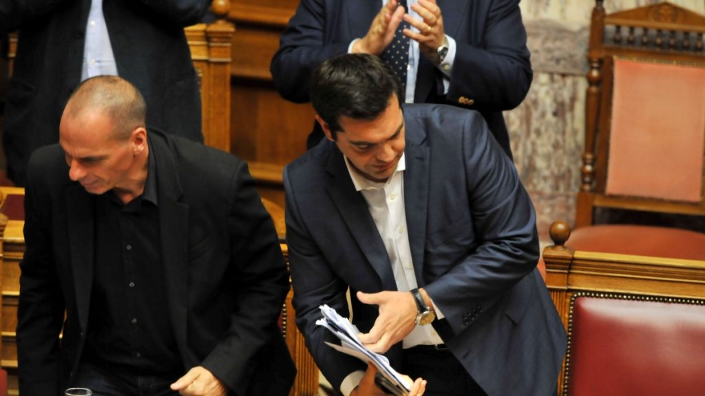 Guardian για τις αναφορές Τσίπρα στο Βαρουφάκη: “Μια από τις σφοδρότερες δολοφονίες χαρακτήρα”