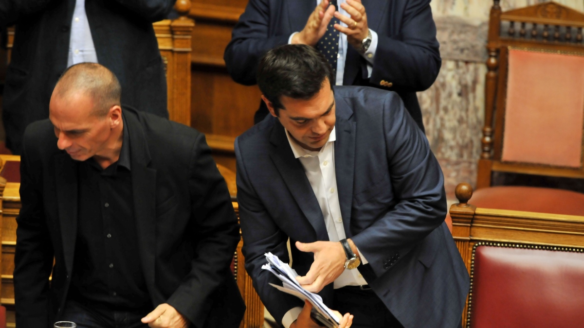 Guardian για τις αναφορές Τσίπρα στο Βαρουφάκη: “Μια από τις σφοδρότερες δολοφονίες χαρακτήρα”