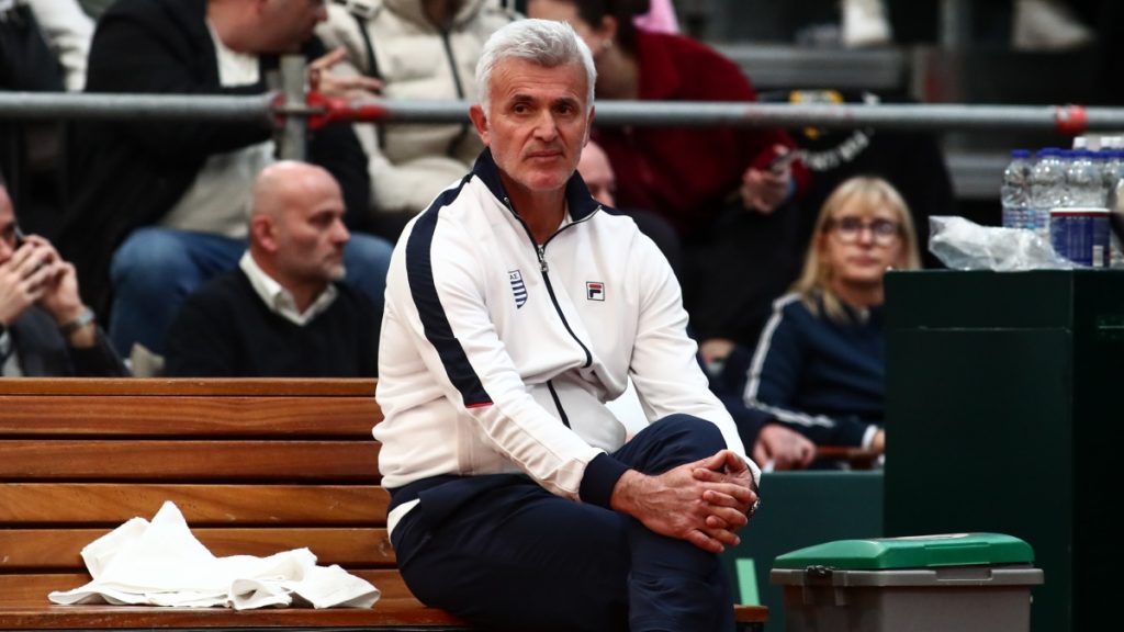 Στέφανος Τσιτσιπάς: “Εγώ οδηγούσα” λέει ο πατέρας του για το περιστατικό στην Αττική οδό όπου έτρεχε με 213 χλμ. – Η στάση της Τροχαίας