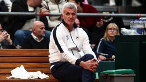 Στέφανος Τσιτσιπάς: “Εγώ οδηγούσα” λέει ο πατέρας του για το περιστατικό στην Αττική οδό όπου έτρεχε με 213 χλμ. – Η στάση της Τροχαίας