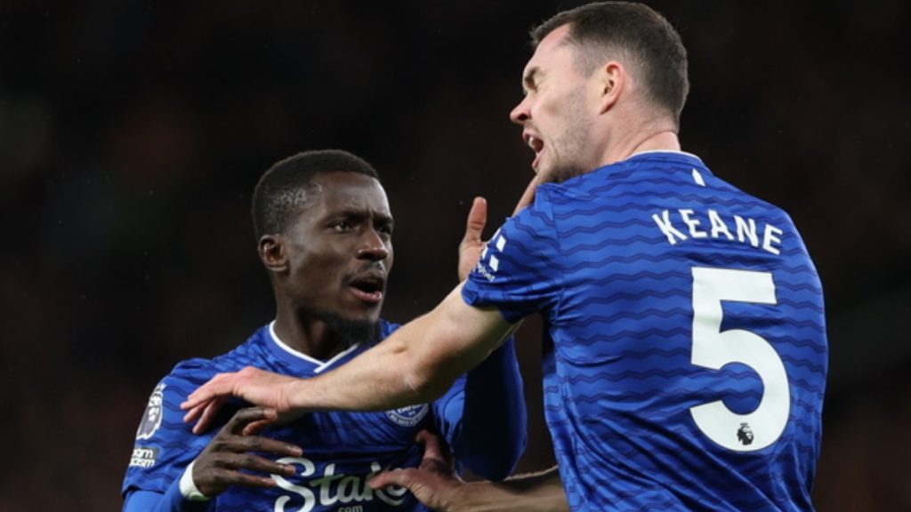 Μάντσεστερ Γιουνάιτεντ – Έβερτον: Παίκτης έδωσε σφαλιάρα σε συμπάικτη του και αποβλήθηκε (Βίντεο)