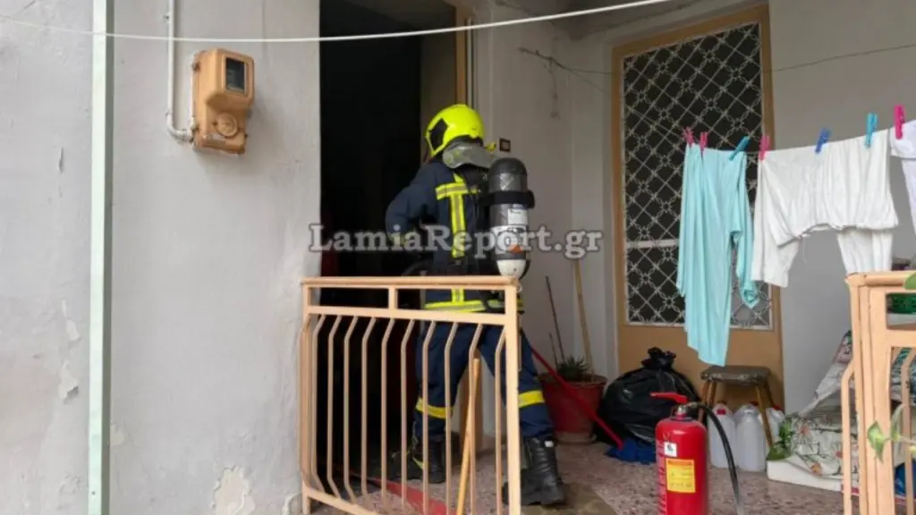Λαμία: Ηλικιωμένη εγκλωβίστηκε μέσα στο σπίτι της που τυλίχθηκε στις φλόγες
