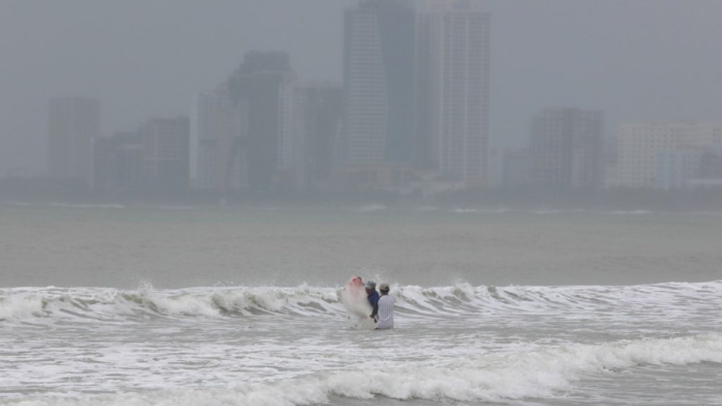 Βιετνάμ: Διασώθηκαν τρεις ναυαγοί μετά από σχεδόν δύο ημέρες στη θάλασσα