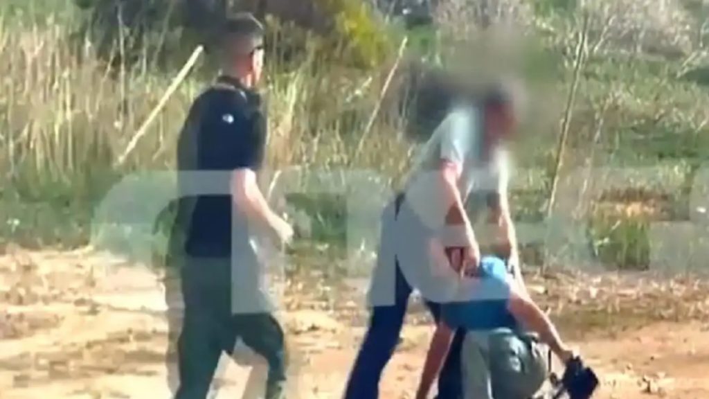 Βορίζια: Άνδρας επιτέθηκε σε τηλεοπτικό συνεργείο μετά τη σύλληψη των τριών αδερφών (Βίντεο)