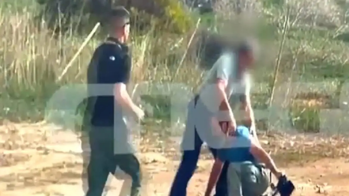 Βορίζια: Άνδρας επιτέθηκε σε τηλεοπτικό συνεργείο μετά τη σύλληψη των τριών αδερφών (Βίντεο)