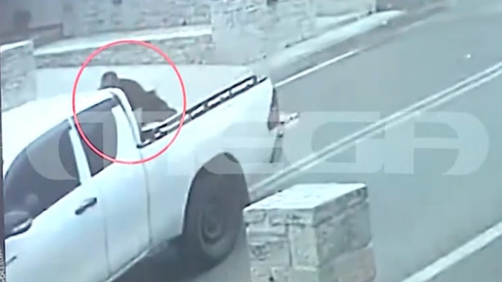 Βορίζια: Καρέ-καρέ η στιγμή που μεταφέρεται ο Φανούρης Καργάκης σε καρότσα αγροτικού μετά το μακελειό