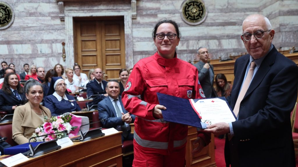 Βουλή: Tους εθελοντές αιμοδότες τίμησαν το Κοινοβούλιο και ο Ελληνικός Ερυθρός Σταυρός