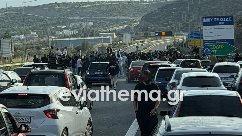 Χαλκίδα: Έκλεισαν την γέφυρα για να κάνουν κόντρες – Αγανακτισμένοι οι οδηγοί που περίμεναν να περάσουν (φωτογραφίες)
