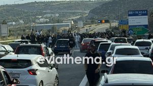 Χαλκίδα: Έκλεισαν την γέφυρα για να κάνουν κόντρες – Αγανακτισμένοι οι οδηγοί που περίμεναν να περάσουν (φωτογραφίες)
