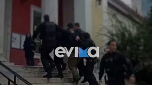 Χαλκίδα: Ένταση έξω από τα δικαστήρια κατά την απολογία των 4 νεαρών – “Δολοφόνοι” φώναζε φίλος του 20χρονου