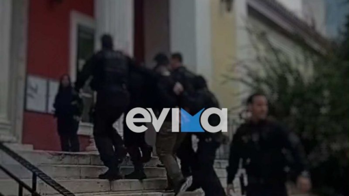 Χαλκίδα: Ένταση έξω από τα δικαστήρια κατά την απολογία των 4 νεαρών – “Δολοφόνοι” φώναζε φίλος του 20χρονου