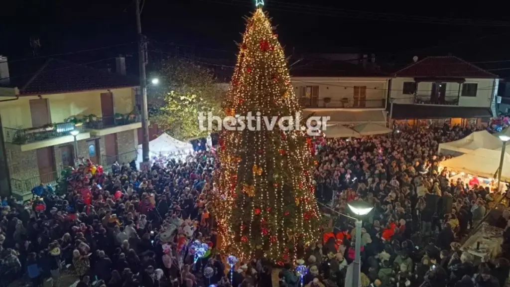 Χαλκιδική: Φωταγωγήθηκε το πρώτο δέντρο της Ελλάδας για τα Χριστούγεννα (Βίντεο – Φωτογραφίες)