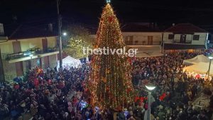 Χαλκιδική: Φωταγωγήθηκε το πρώτο δέντρο της Ελλάδας για τα Χριστούγεννα (Βίντεο – Φωτογραφίες)