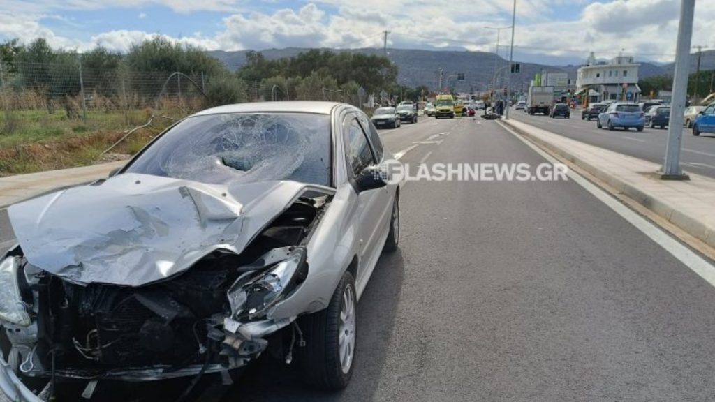 Σοκαριστικό τροχαίο στα Χανιά: Οδηγός μηχανής έπεσε πάνω σε παρμπρίζ αυτοκινήτου μετά από σύγκρουση (φωτογραφίες)