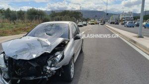 Σοκαριστικό τροχαίο στα Χανιά: Οδηγός μηχανής έπεσε πάνω σε παρμπρίζ αυτοκινήτου μετά από σύγκρουση (φωτογραφίες)