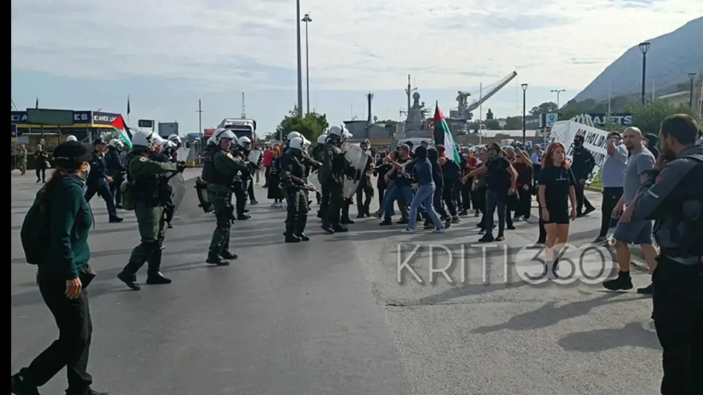 Χανιά: Ένταση στη Σούδα μετά την άφιξη ισραηλινού κρουαζιερόπλοιου – Διαδηλωτές πέταξαν κόκκινες μπογιές, 2 προσαγωγές