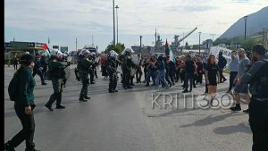 Χανιά: Ένταση στη Σούδα μετά την άφιξη ισραηλινού κρουαζιερόπλοιου – Διαδηλωτές πέταξαν κόκκινες μπογιές, 2 προσαγωγές