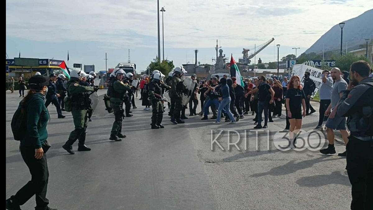 Χανιά: Ένταση στη Σούδα μετά την άφιξη ισραηλινού κρουαζιερόπλοιου – Διαδηλωτές πέταξαν κόκκινες μπογιές, 2 προσαγωγές