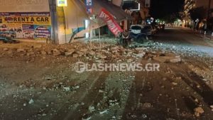 Κατέρρευσε μπαλκόνι στο κέντρο των Χανίων – Από θαύμα δεν υπήρξαν τραυματισμοί (Φωτογραφίες)