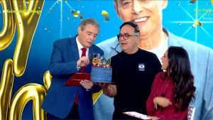 Ιορδάνης Χασαπόπουλος: Γενέθλια στο πλατό του «Κοινωνία Ώρα Mega» – Η έκπληξη από τη σύζυγό του