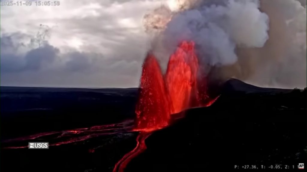 Χαβάη: Το ηφαίστειο Κιλαουέα εκρήγνυται με λάβα που φτάνει τα 300 μέτρα (Βίντεο)