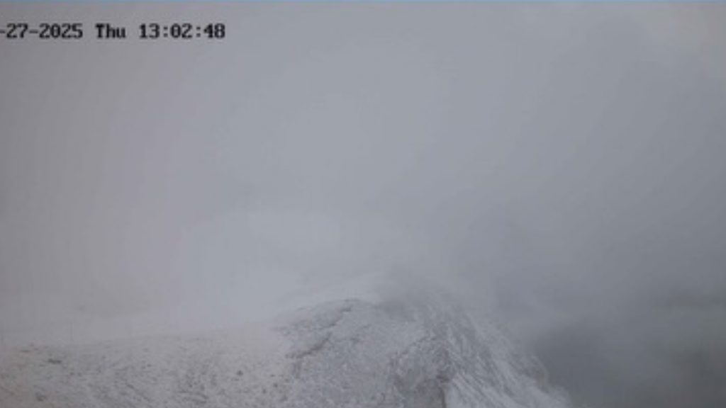 Έπεσαν τα πρώτα χιόνια – Παρνασσός, Καλάβρυτα και Καϊμάκτσαλαν ντύθηκαν στα λευκά (Εικόνες & Βίντεο)