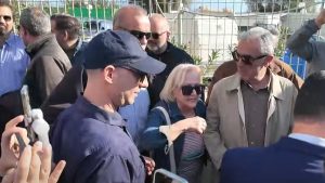 Χίος: Ένταση και αποδοκιμασίες στο “Σκυλίτσειο” κατά την επίσκεψη του Άδωνι Γεωργιάδη (βίντεο)