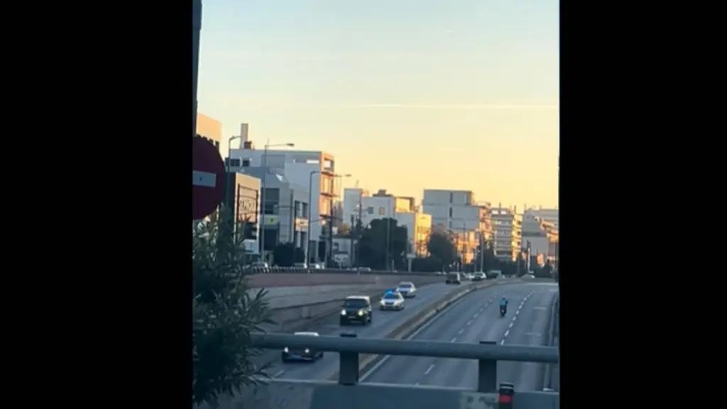 Η τεράστια συνοδεία του Βολοντίμιρ Ζελένσκι και το απρόοπτο με τον διανομέα (βίντεο)