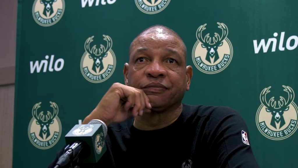 Ντοκ Ρίβερς για τραυματισμό Αντετοκούνμπο: «Δεν δείχνουν καλά τα πράγματα»